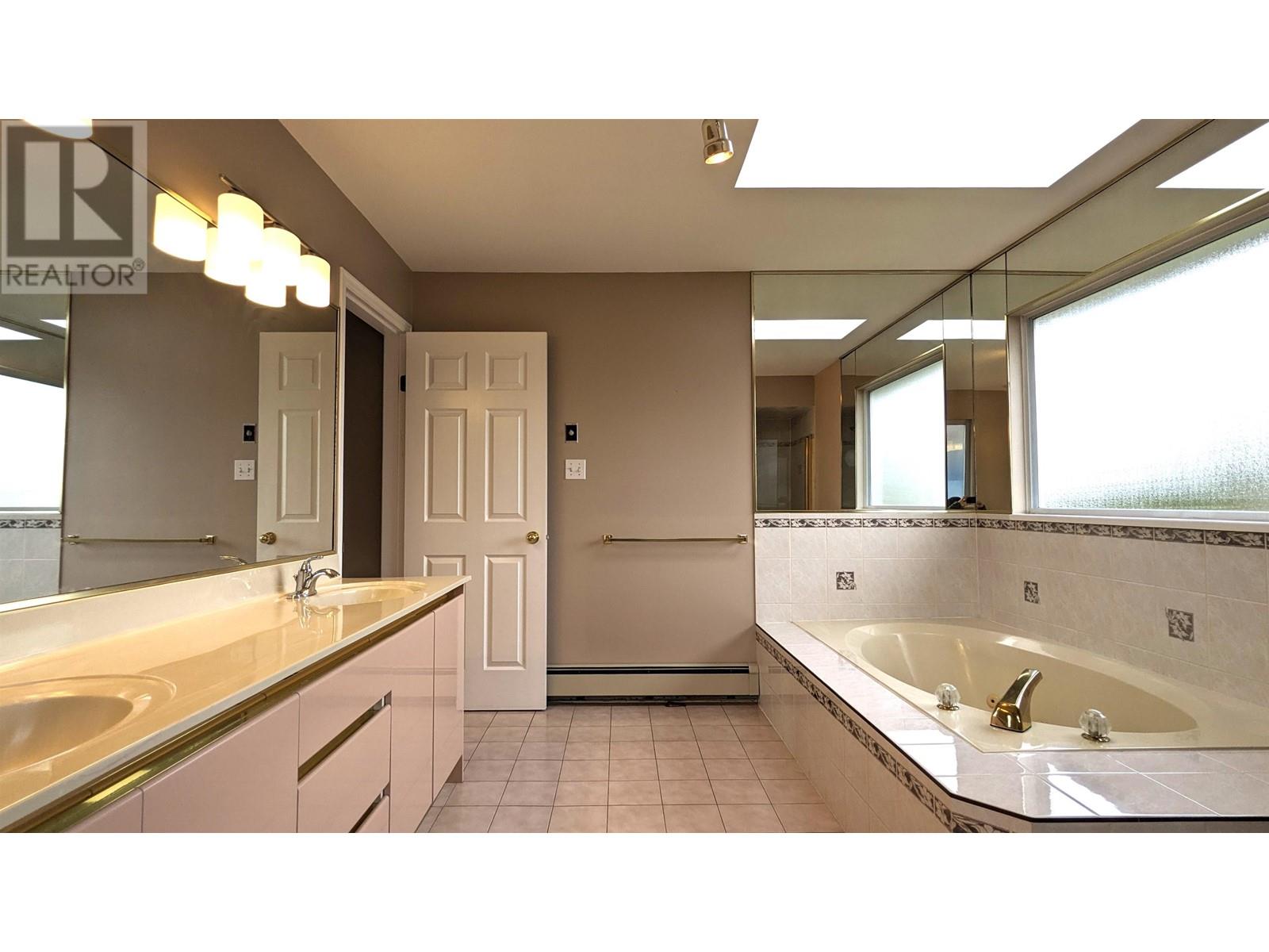 Listing Picture 18 of 28 : 9531 CAPELLA DRIVE, Richmond / 烈治文 - 魯藝地產 Yvonne Lu Group - MLS Medallion Club Member