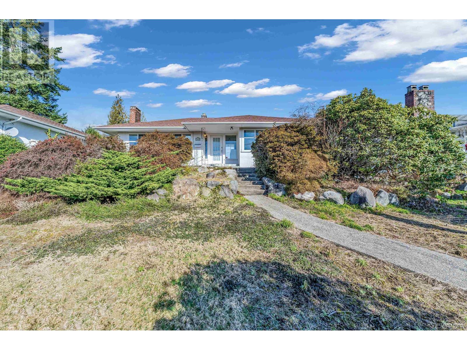 Property at 1475 KINGS AVENUE image 3