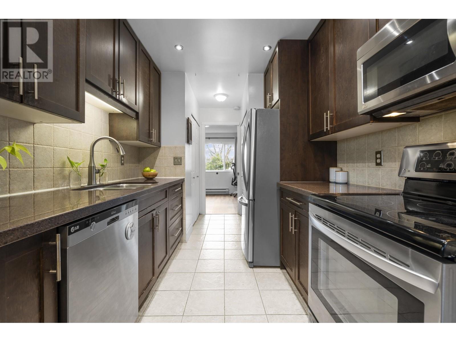 2541 Gordon Avenue, Port Coquitlam, British Columbia  V3C 3Z3 - Photo 8 - R2972159