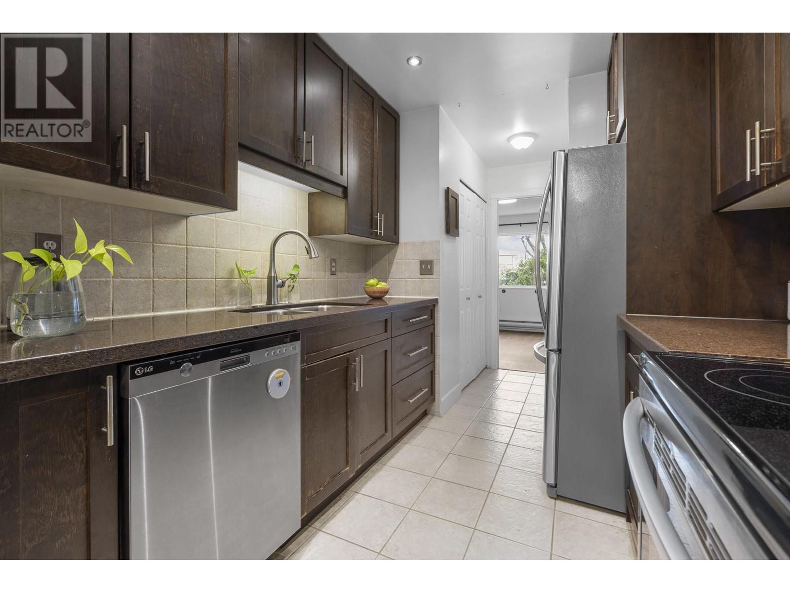 2541 Gordon Avenue, Port Coquitlam, British Columbia  V3C 3Z3 - Photo 9 - R2972159