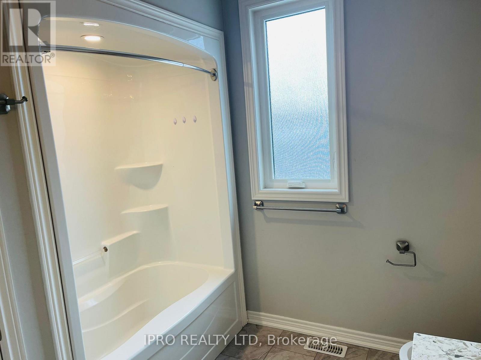 22 Elm Street, St. Catharines, Ontario  L2P 2B7 - Photo 11 - X12000749