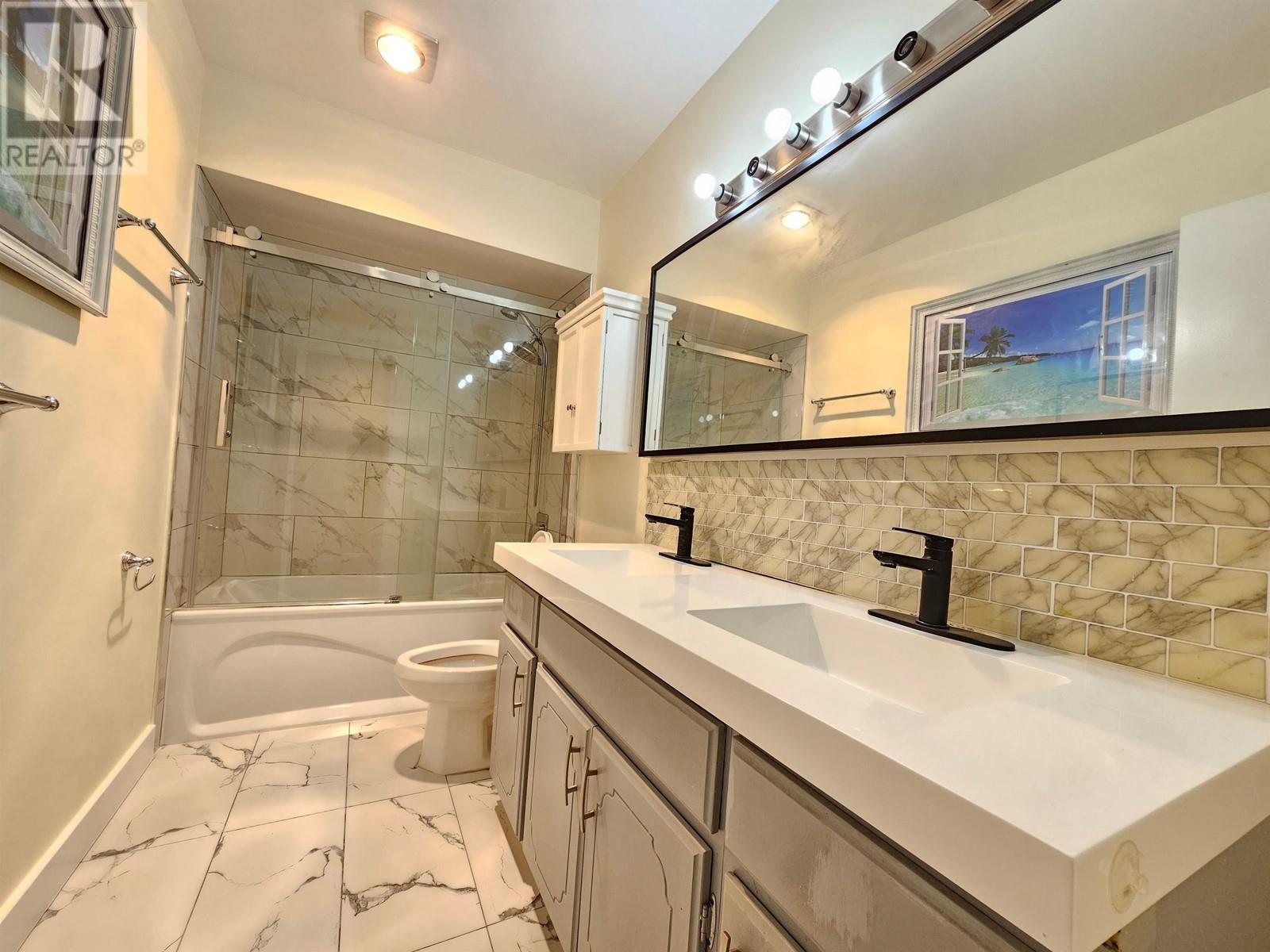 Listing Picture 17 of 23 : 7441 13TH AVENUE, Burnaby / 本拿比 - 魯藝地產 Yvonne Lu Group - MLS Medallion Club Member
