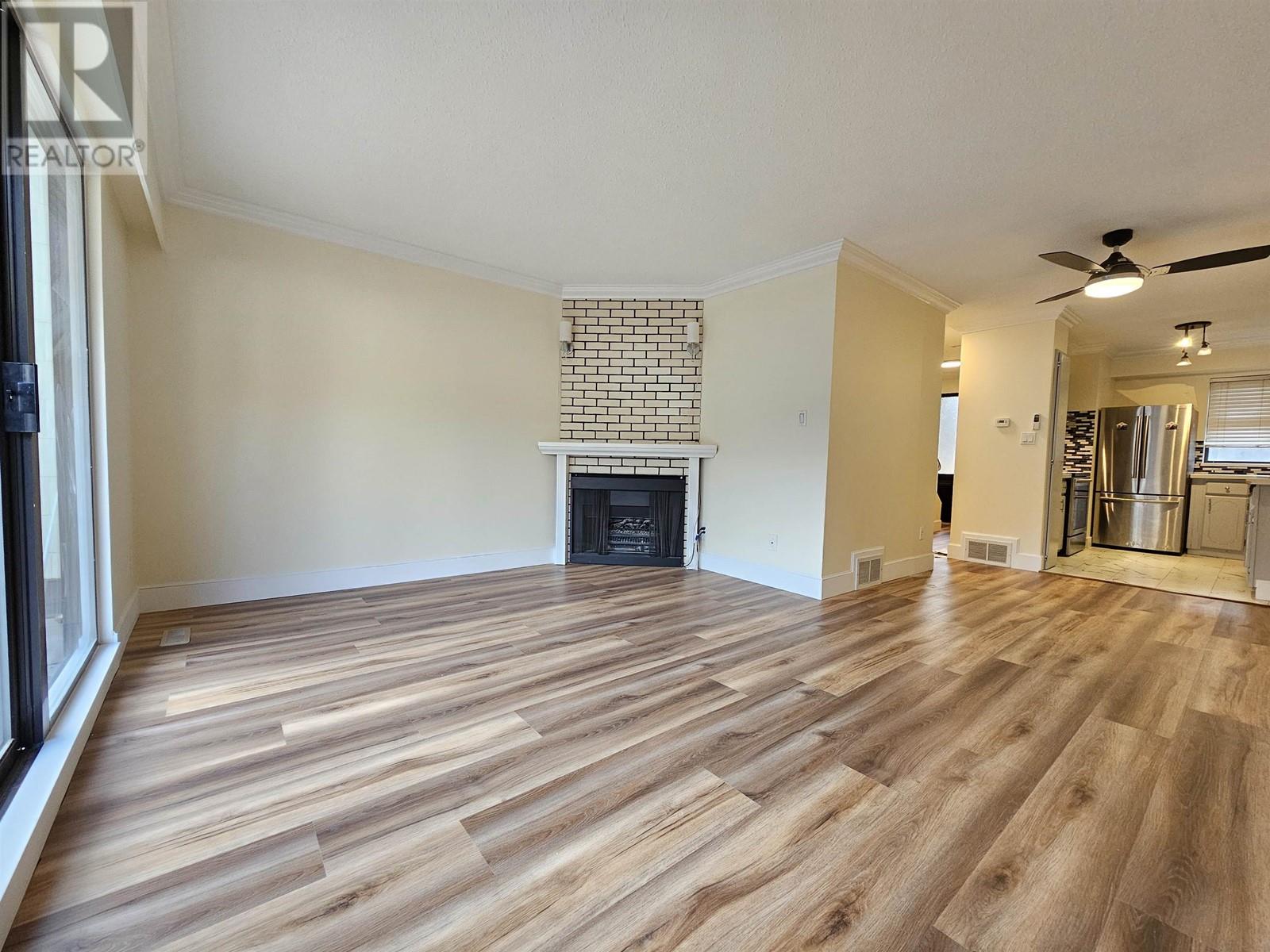 Listing Picture 5 of 23 : 7441 13TH AVENUE, Burnaby / 本拿比 - 魯藝地產 Yvonne Lu Group - MLS Medallion Club Member