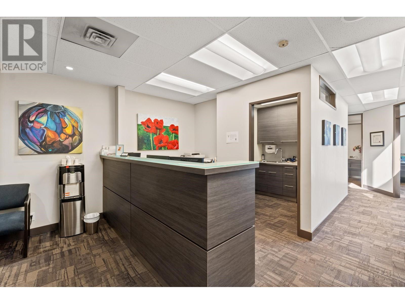 206 135 E 15TH STREET, North Vancouver, British Columbia