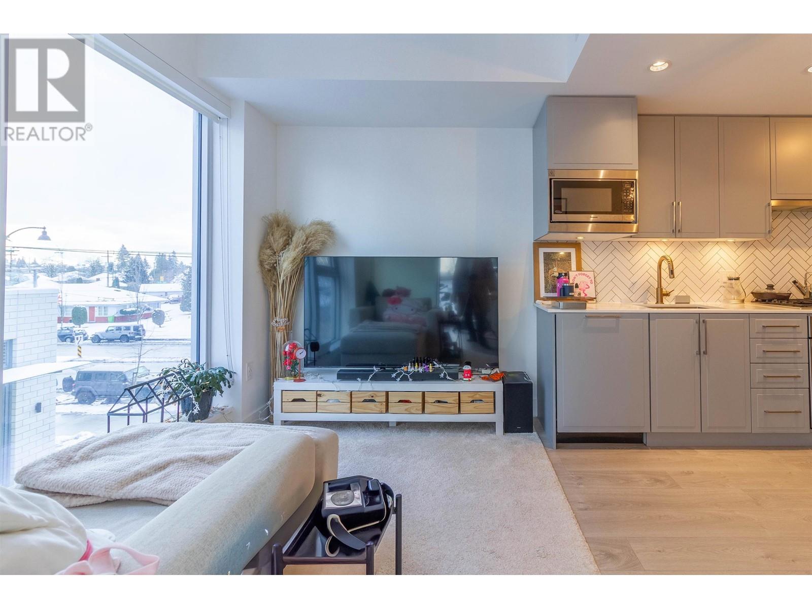302 2435 Kingsway, Vancouver, British Columbia  V5R 5G8 - Photo 3 - R2973656