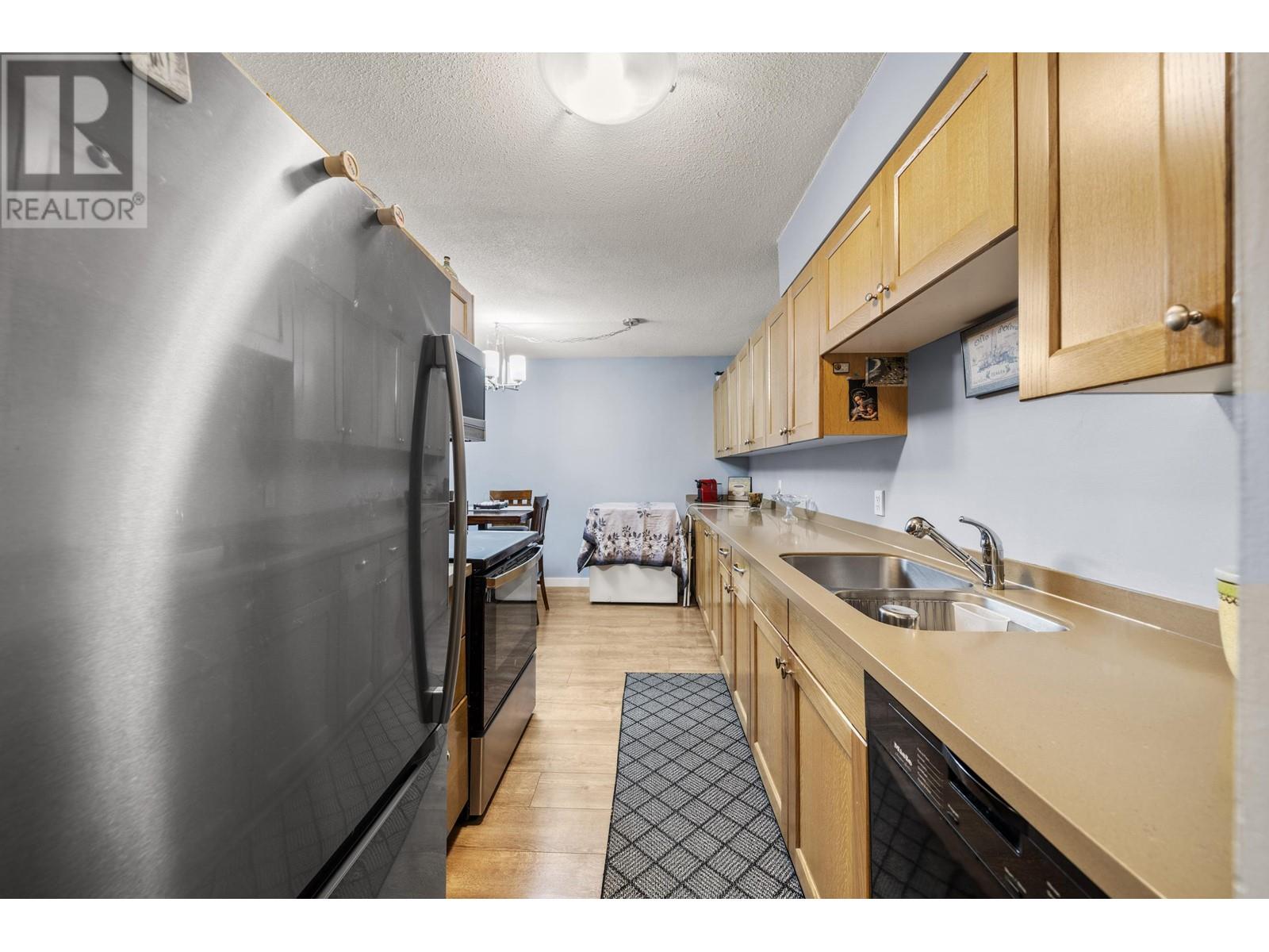 Listing Picture 3 of 29 : 302 371 ELLESMERE AVENUE, Burnaby / 本拿比 - 魯藝地產 Yvonne Lu Group - MLS Medallion Club Member