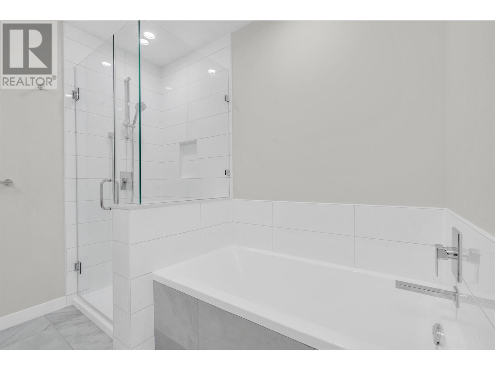 Listing Picture 16 of 31 : 3701 2108 GILMORE AVENUE, Burnaby / 本拿比 - 魯藝地產 Yvonne Lu Group - MLS Medallion Club Member