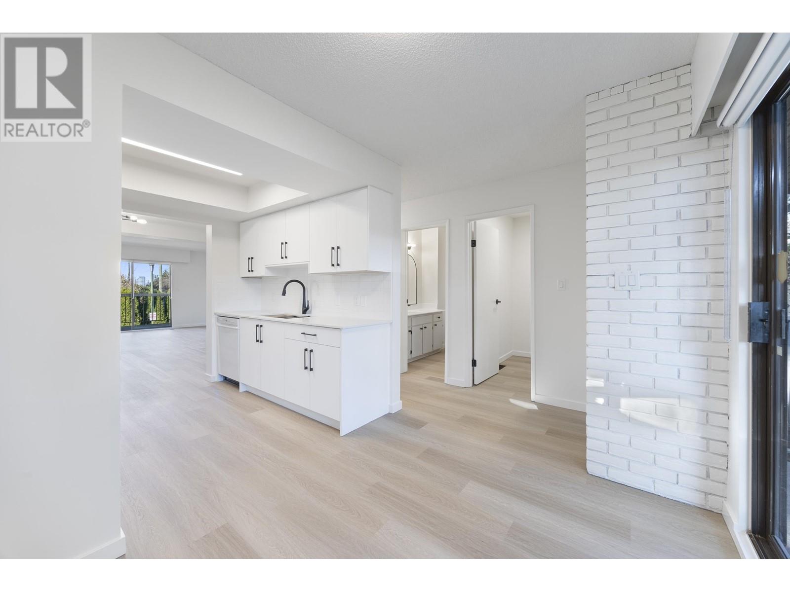 2620 Moorcroft Court, Burnaby, British Columbia  V5B 4R2 - Photo 13 - R2973105