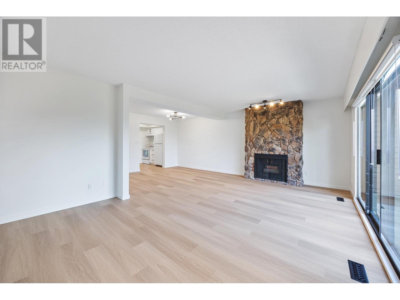 2620 Moorcroft Court, Burnaby, British Columbia  V5B 4R2 - Photo 6 - R2973105