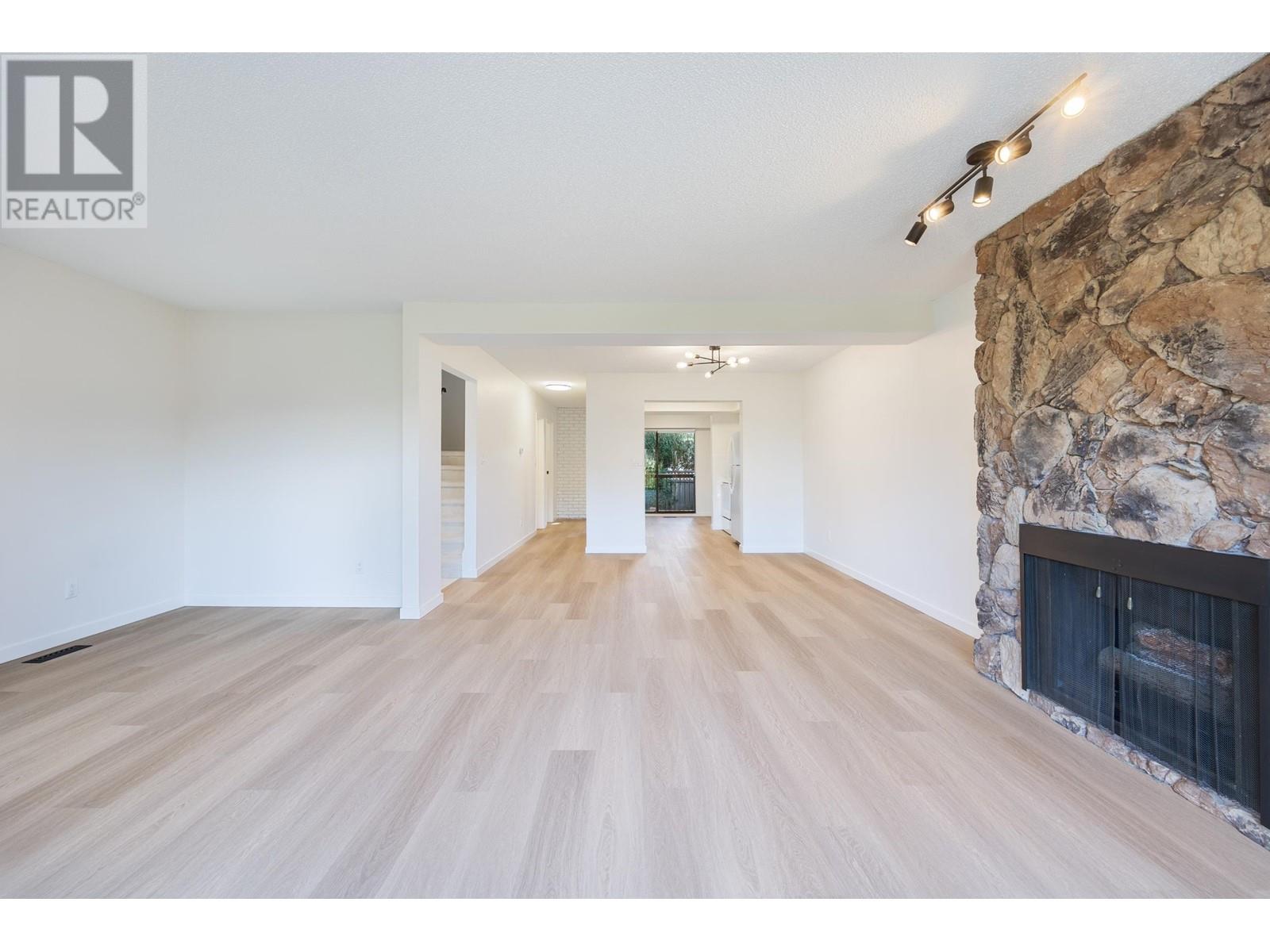 2620 Moorcroft Court, Burnaby, British Columbia  V5B 4R2 - Photo 7 - R2973105