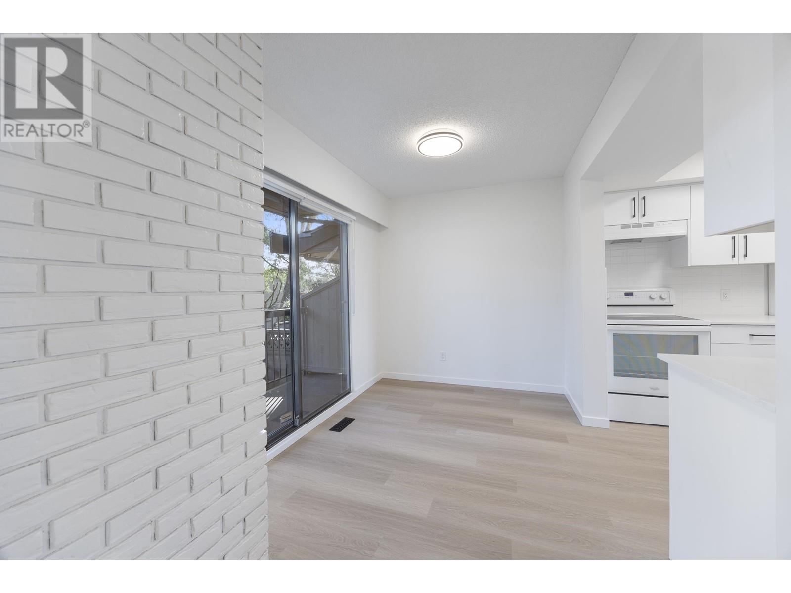 2620 Moorcroft Court, Burnaby, British Columbia  V5B 4R2 - Photo 12 - R2973105