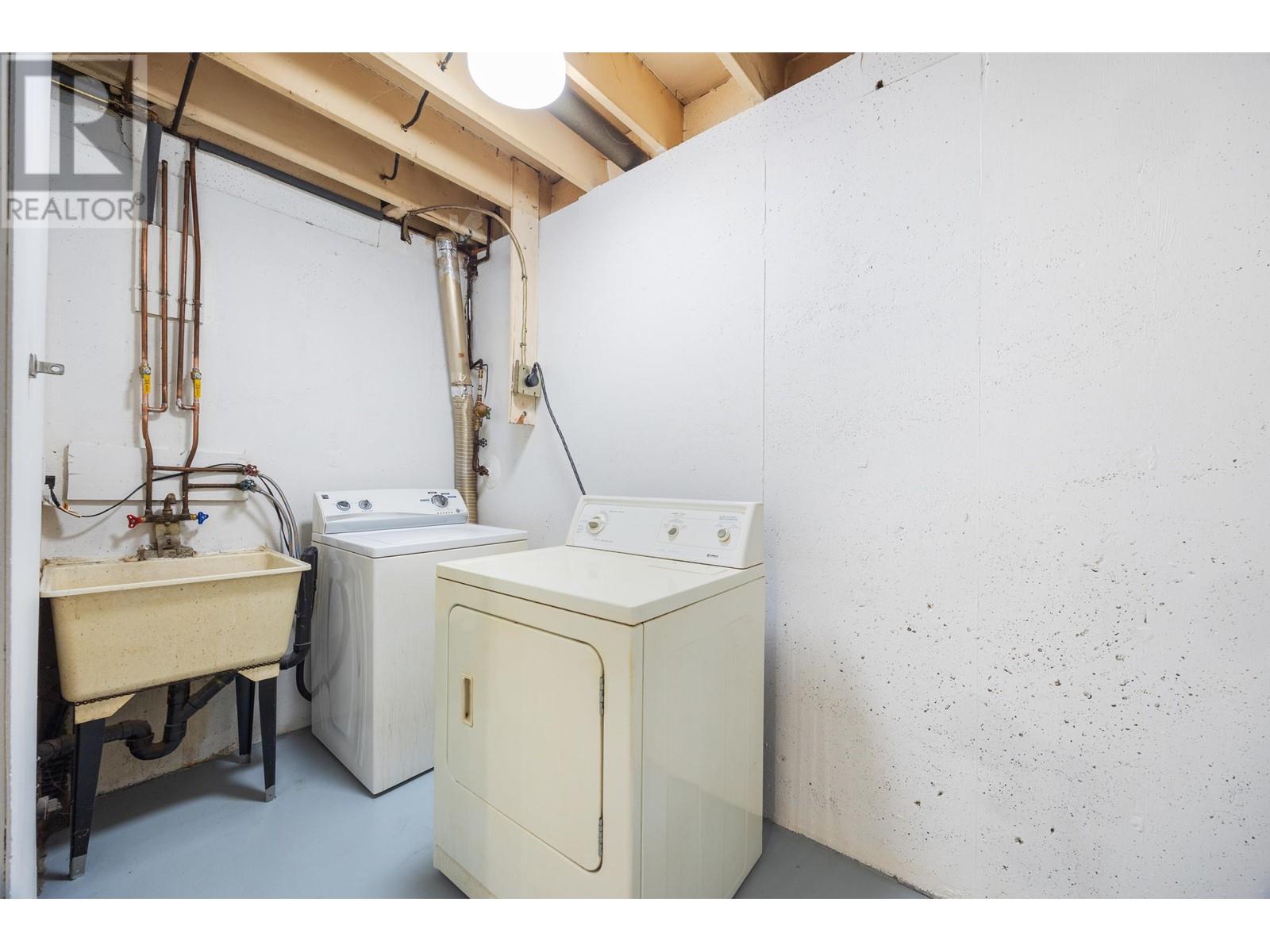 2620 Moorcroft Court, Burnaby, British Columbia  V5B 4R2 - Photo 32 - R2973105