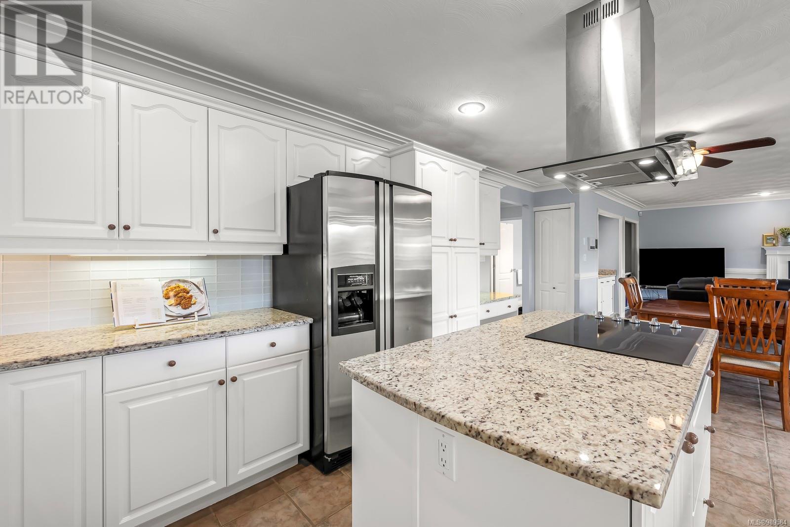 Property at 1697 Swan Cres image 2