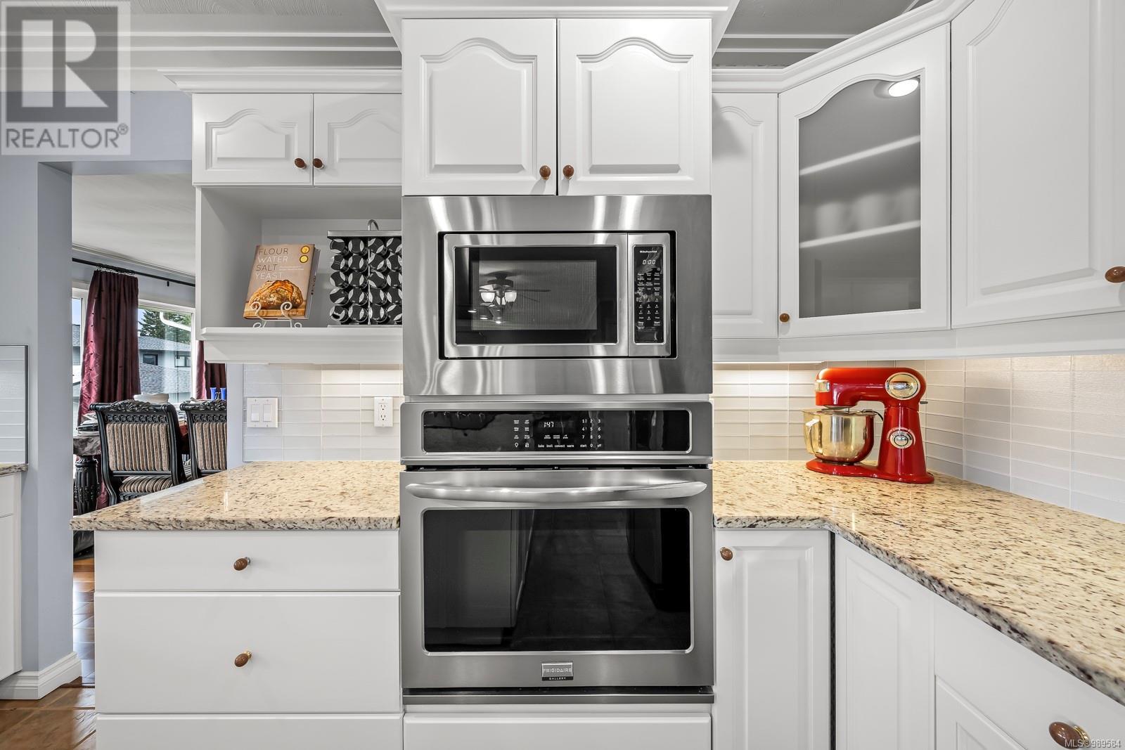 Property at 1697 Swan Cres image 3
