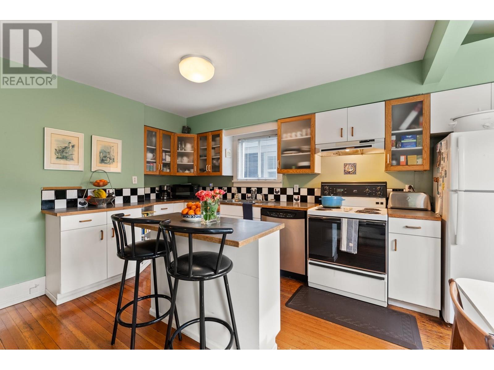 Listing Picture 12 of 31 : 3458 W 13TH AVENUE, Vancouver / 溫哥華 - 魯藝地產 Yvonne Lu Group - MLS Medallion Club Member