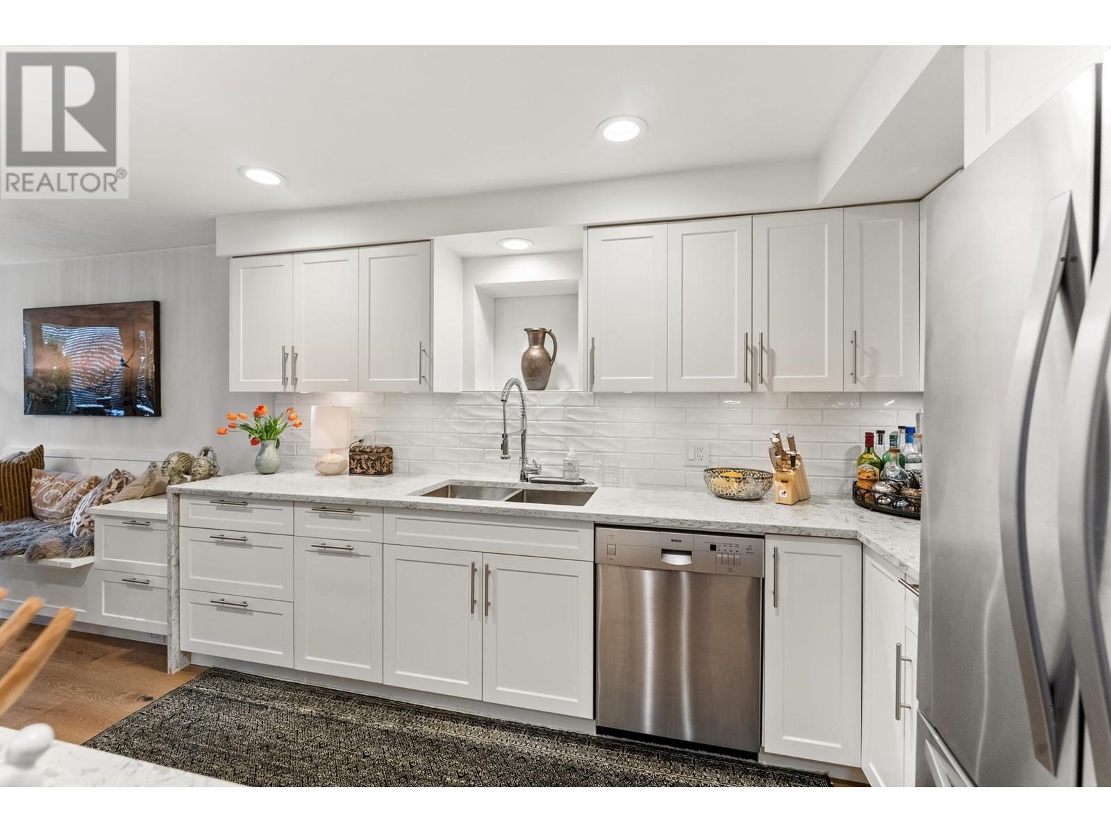 Listing Picture 14 of 33 : 1802 MCNICOLL AVENUE, Vancouver / 溫哥華 - 魯藝地產 Yvonne Lu Group - MLS Medallion Club Member