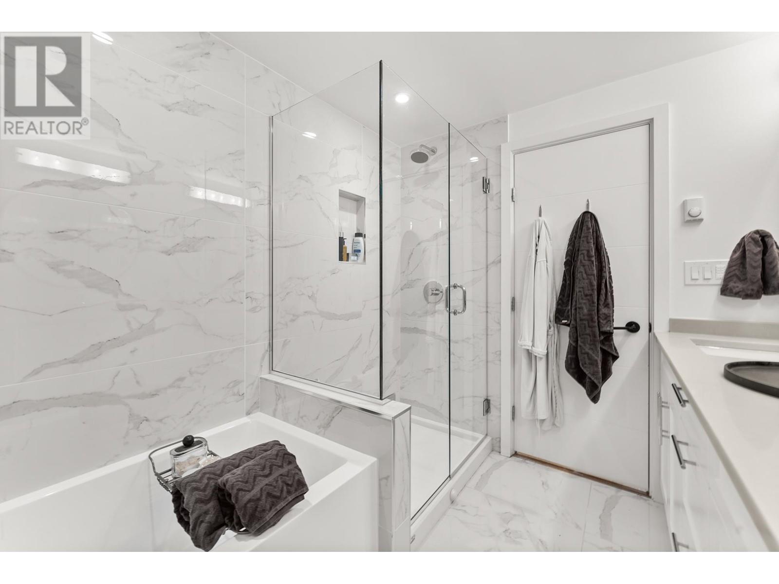 Listing Picture 20 of 33 : 1802 MCNICOLL AVENUE, Vancouver / 溫哥華 - 魯藝地產 Yvonne Lu Group - MLS Medallion Club Member