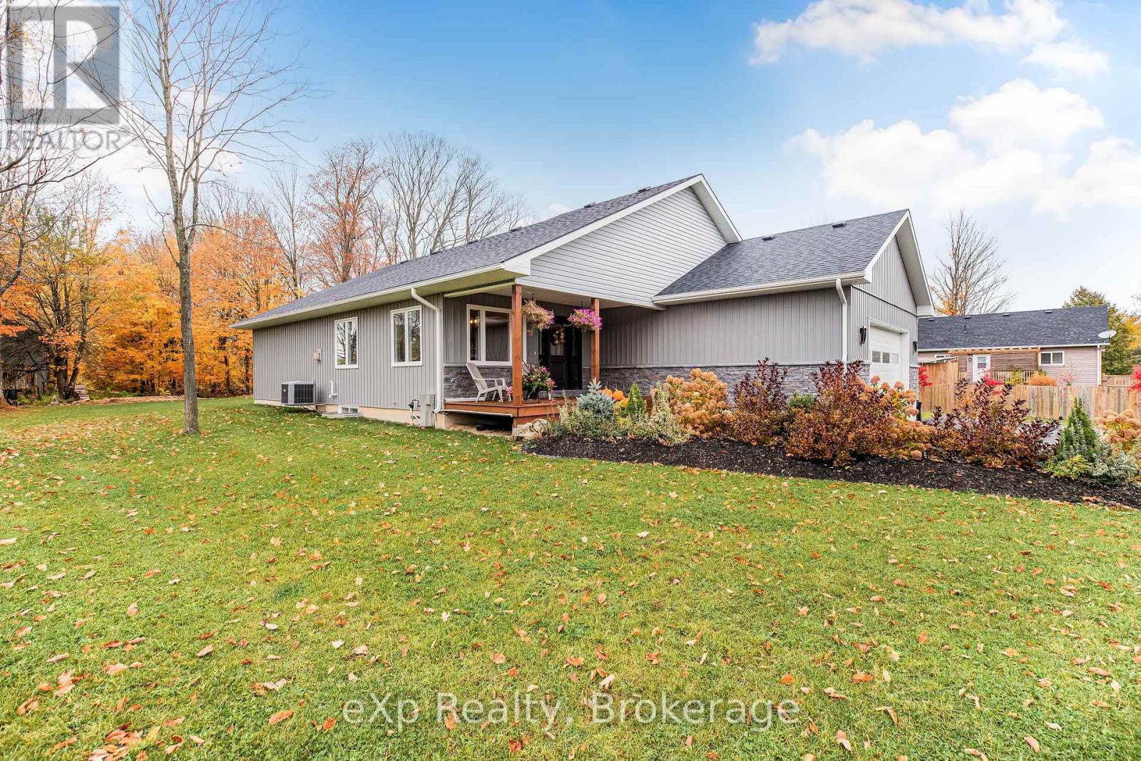 135 Confederation Drive, Chatsworth, Ontario  N0H 1R0 - Photo 2 - X12001078