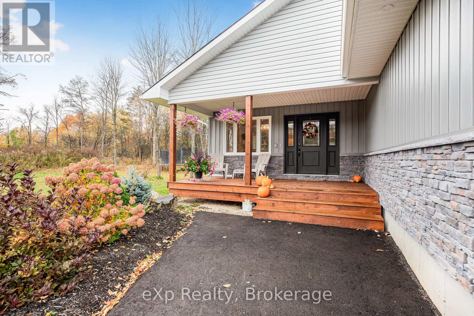 135 Confederation Drive, Chatsworth, Ontario  N0H 1R0 - Photo 3 - X12001078