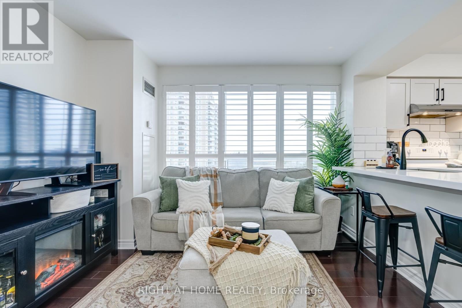 Property at 403 - 11 ONEIDA CRESCENT image 2