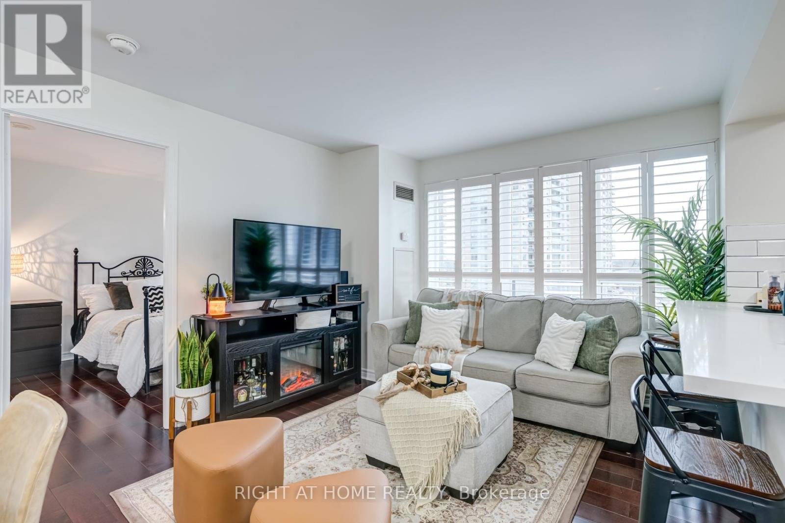 Property at 403 - 11 ONEIDA CRESCENT image 3