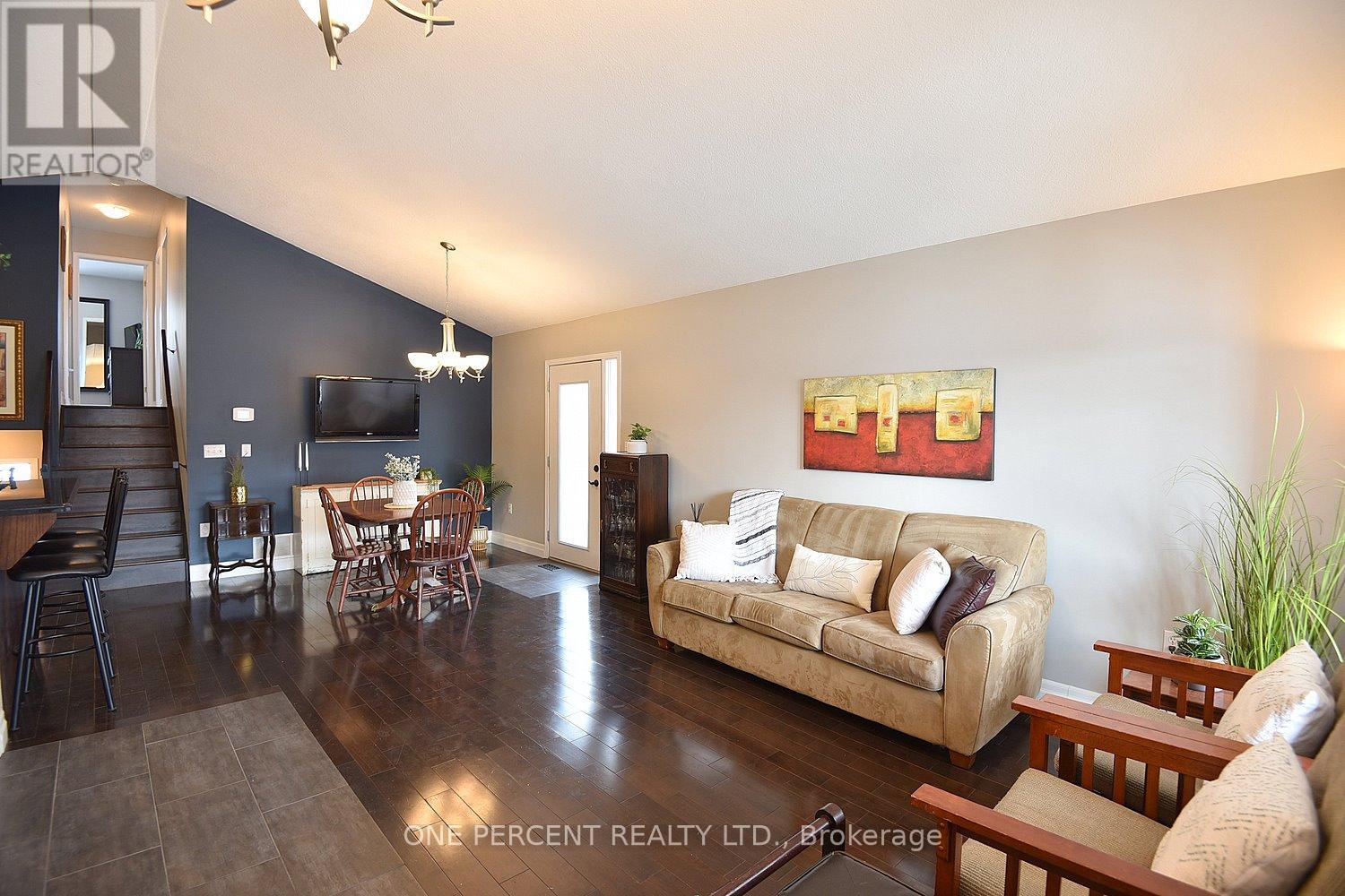 Property at 552 SOUTHRIDGE DRIVE image 3