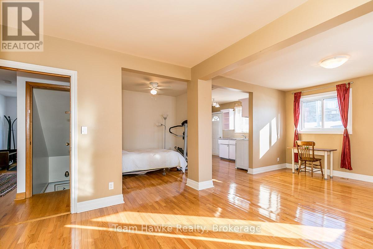 25 Robert Street W, Penetanguishene, Ontario  L9M 1N5 - Photo 8 - S12001341