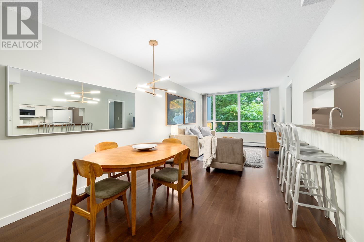 Listing Picture 2 of 24 : 202 1228 MARINASIDE CRESCENT, Vancouver / 溫哥華 - 魯藝地產 Yvonne Lu Group - MLS Medallion Club Member