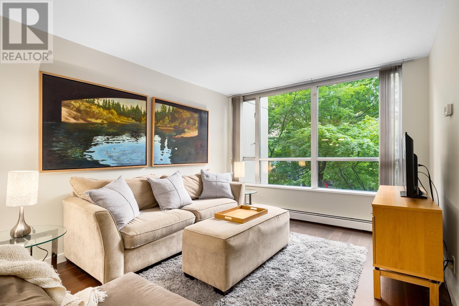 Listing Picture 4 of 24 : 202 1228 MARINASIDE CRESCENT, Vancouver / 溫哥華 - 魯藝地產 Yvonne Lu Group - MLS Medallion Club Member