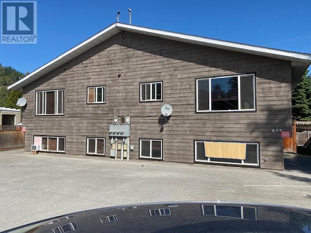 609-611 Christina Place, Castlegar, British Columbia  V1N 2K7 - Photo 1 - 10336481