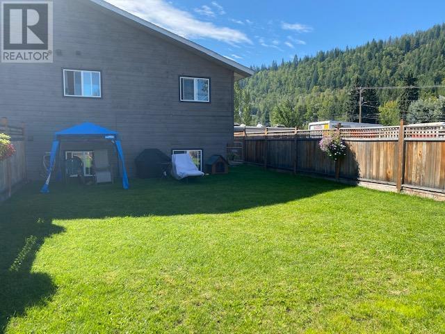 609-611 Christina Place, Castlegar, British Columbia  V1N 2K7 - Photo 9 - 10336481