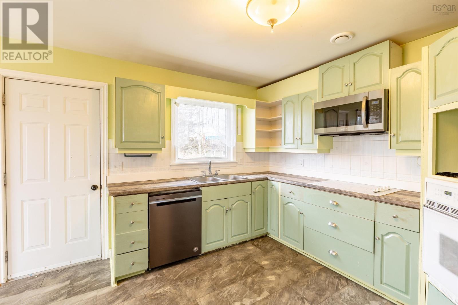 59 Porter Street, Yarmouth, Nova Scotia  B5A 2Y8 - Photo 6 - 202504162