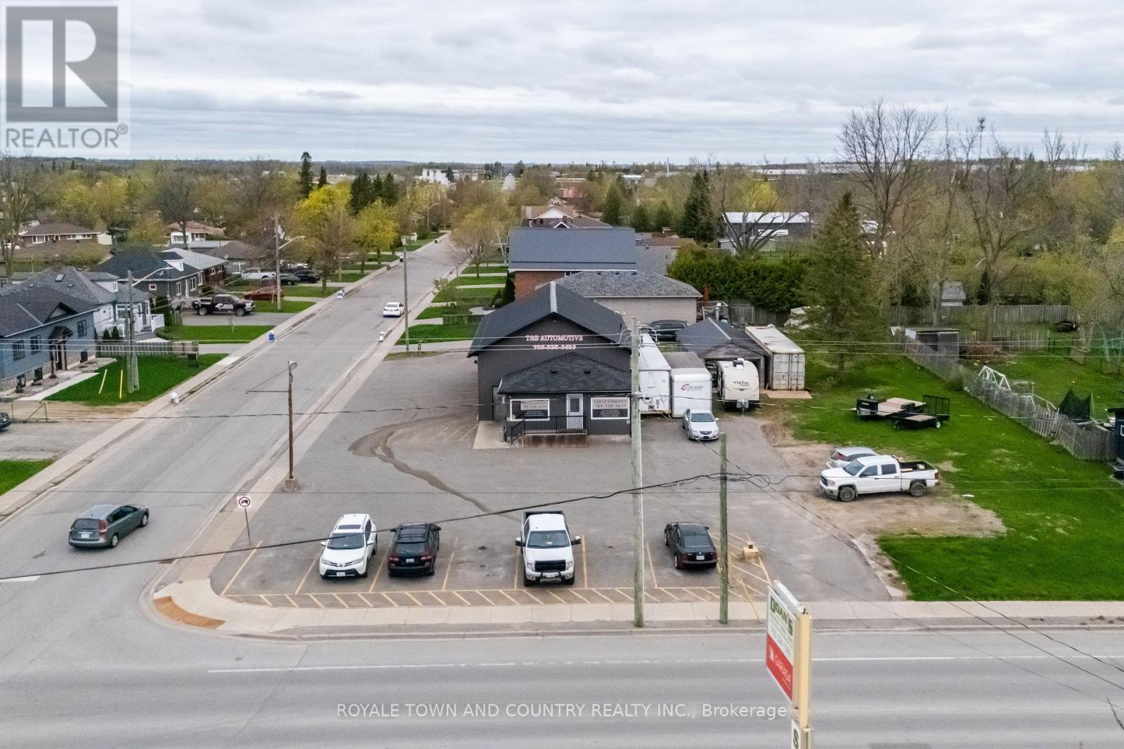 118 Queen Street, Kawartha Lakes (Lindsay), Ontario  K9V 4R3 - Photo 1 - X12001930