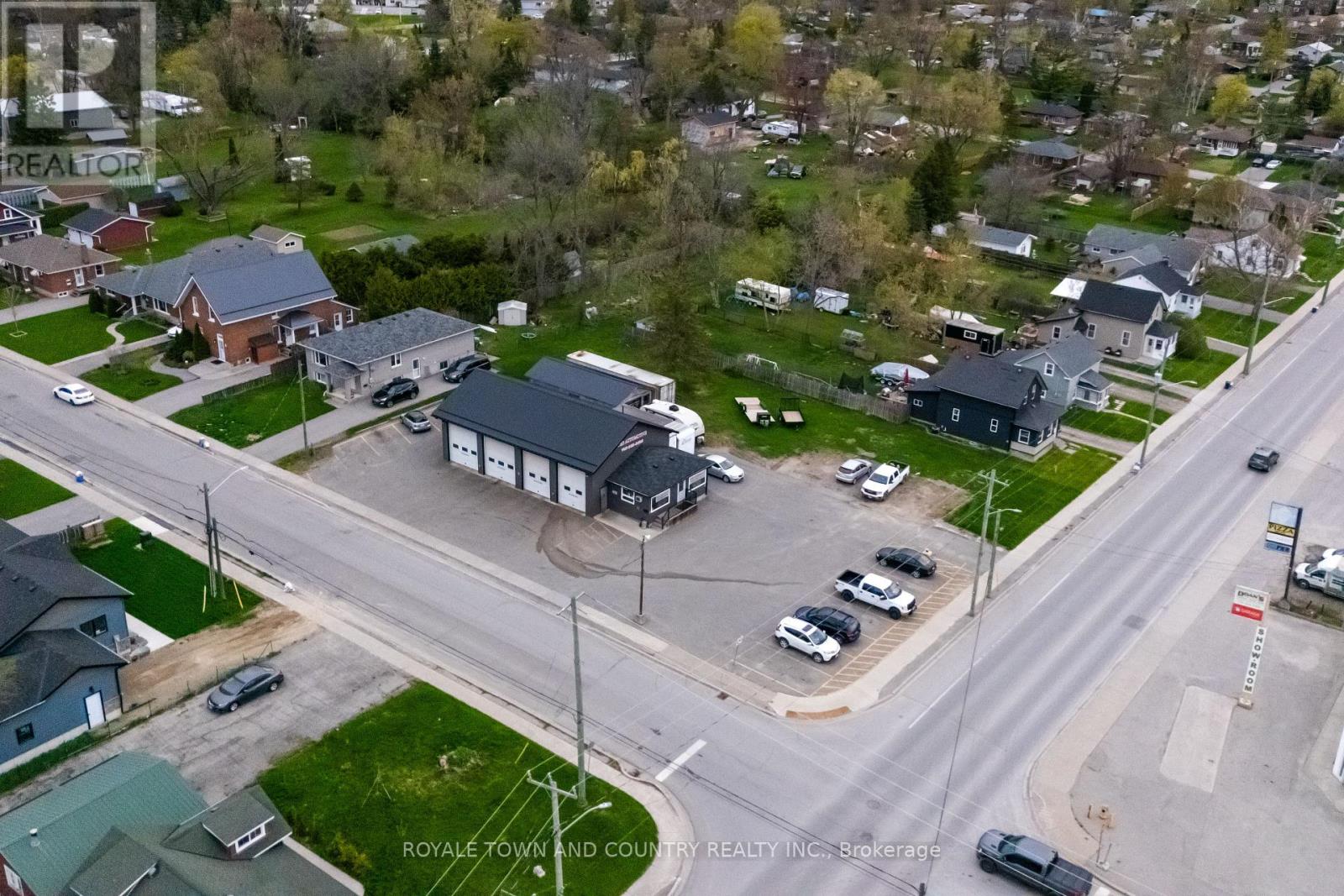 118 Queen Street, Kawartha Lakes (Lindsay), Ontario  K9V 4R3 - Photo 2 - X12001930