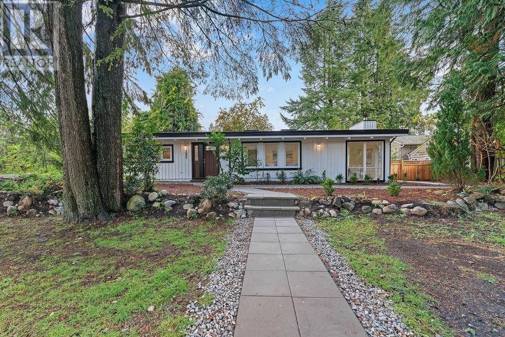 4692 Glenwood Avenue, North Vancouver, British Columbia  V7R 4G7 - Photo 2 - R2964069