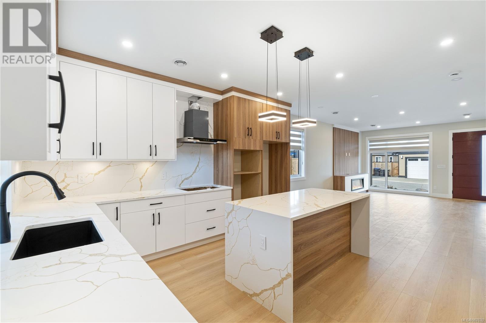 Property at 637 Buttonwood Lane image 3