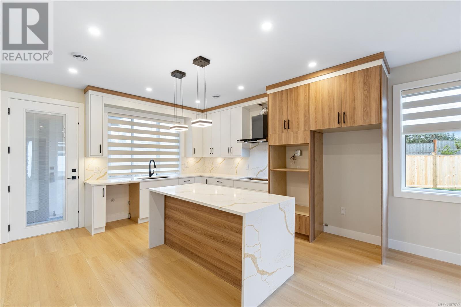 Property at 637 Buttonwood Lane image 4