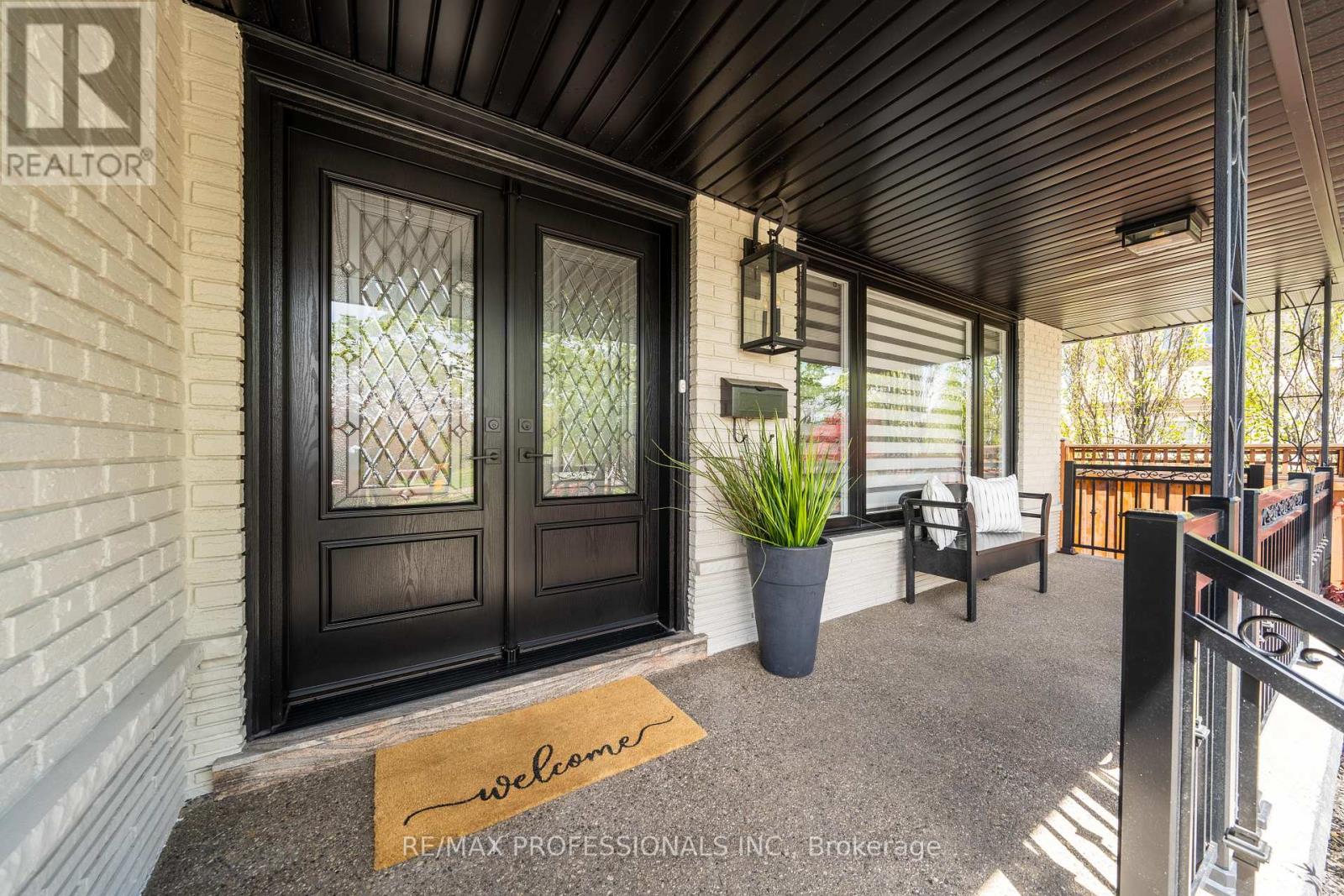 182 Gracefield Avenue, Toronto (Rustic), Ontario  M6L 1L8 - Photo 6 - W12002117