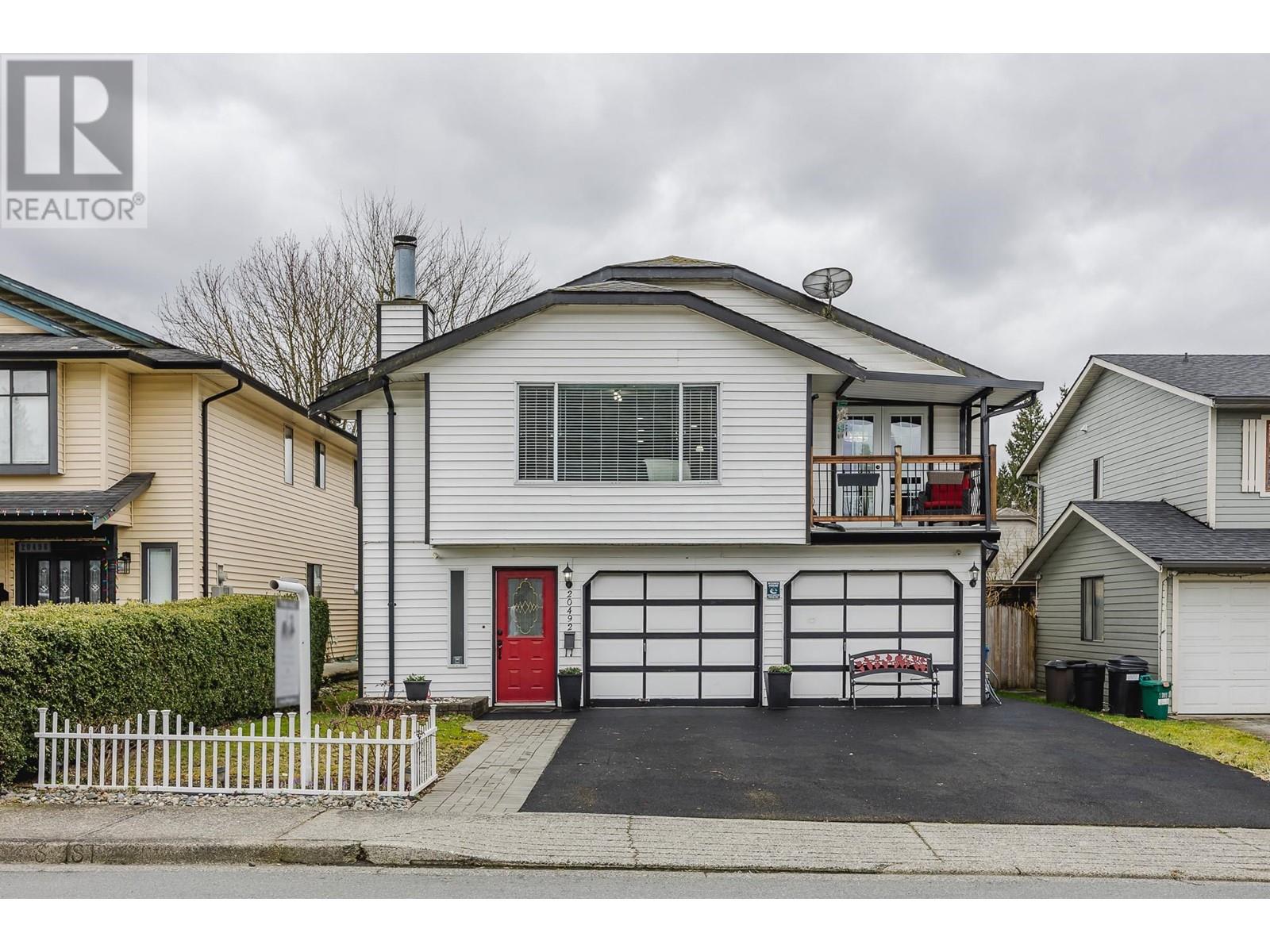 20492 Thorne Avenue, Maple Ridge, British Columbia  V2X 8T8 - Photo 1 - R2973834
