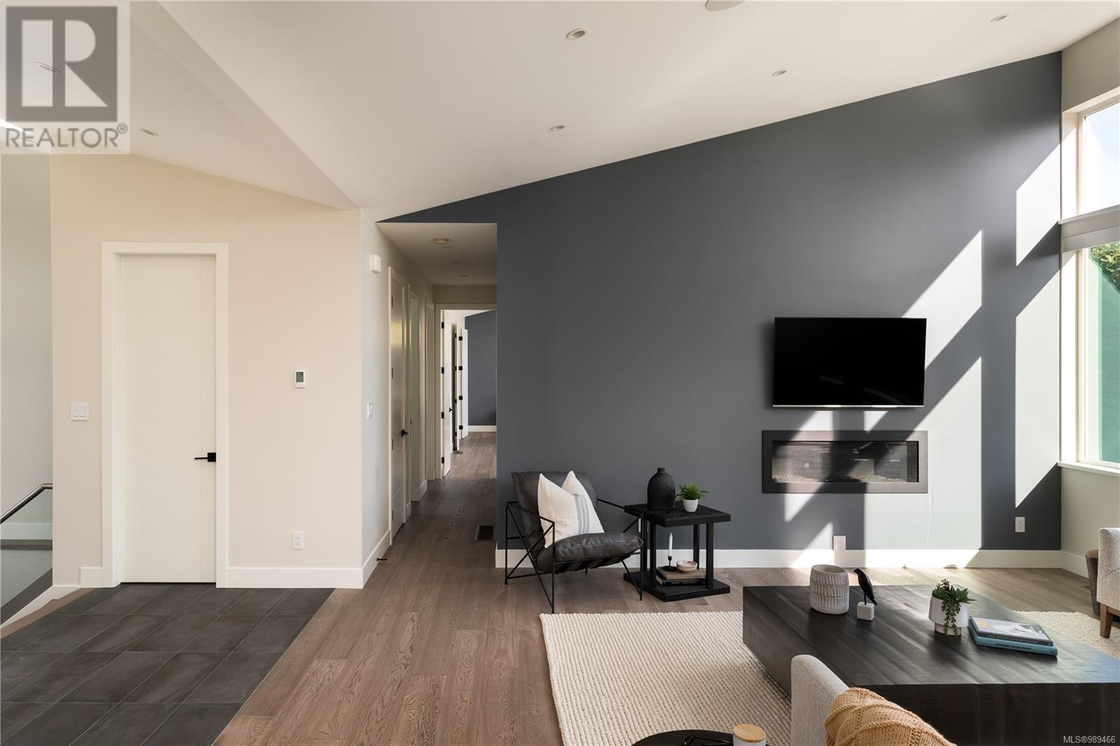 Property at 827 Royal Oak Ave image 4