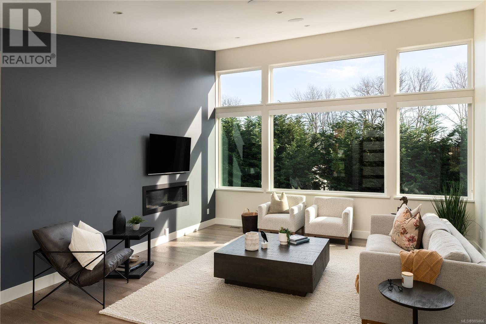Property at 827 Royal Oak Ave image 1