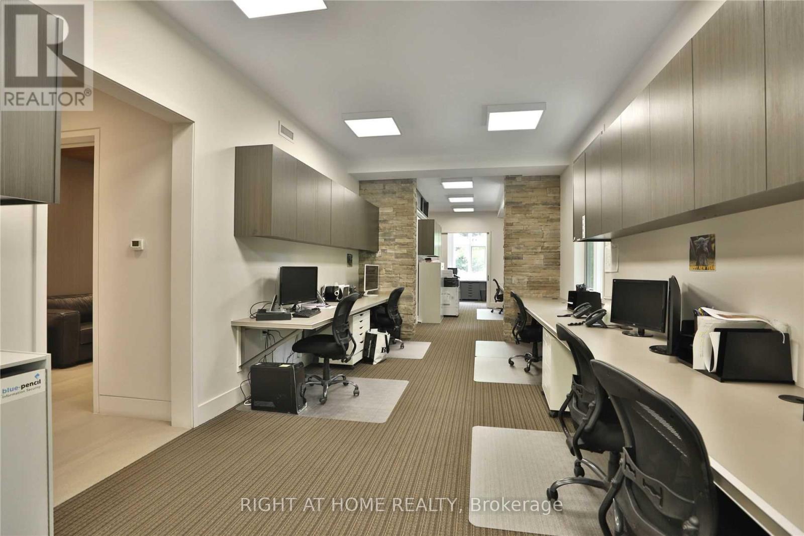 Main Floor 100 - 1440 Hurontario Street, Mississauga, Ontario  L5G 3H4 - Photo 5 - W12002347