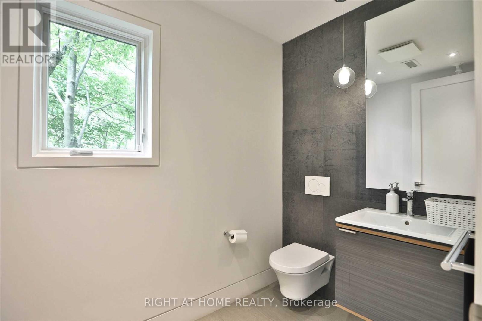 Main Floor 100 - 1440 Hurontario Street, Mississauga, Ontario  L5G 3H4 - Photo 6 - W12002347