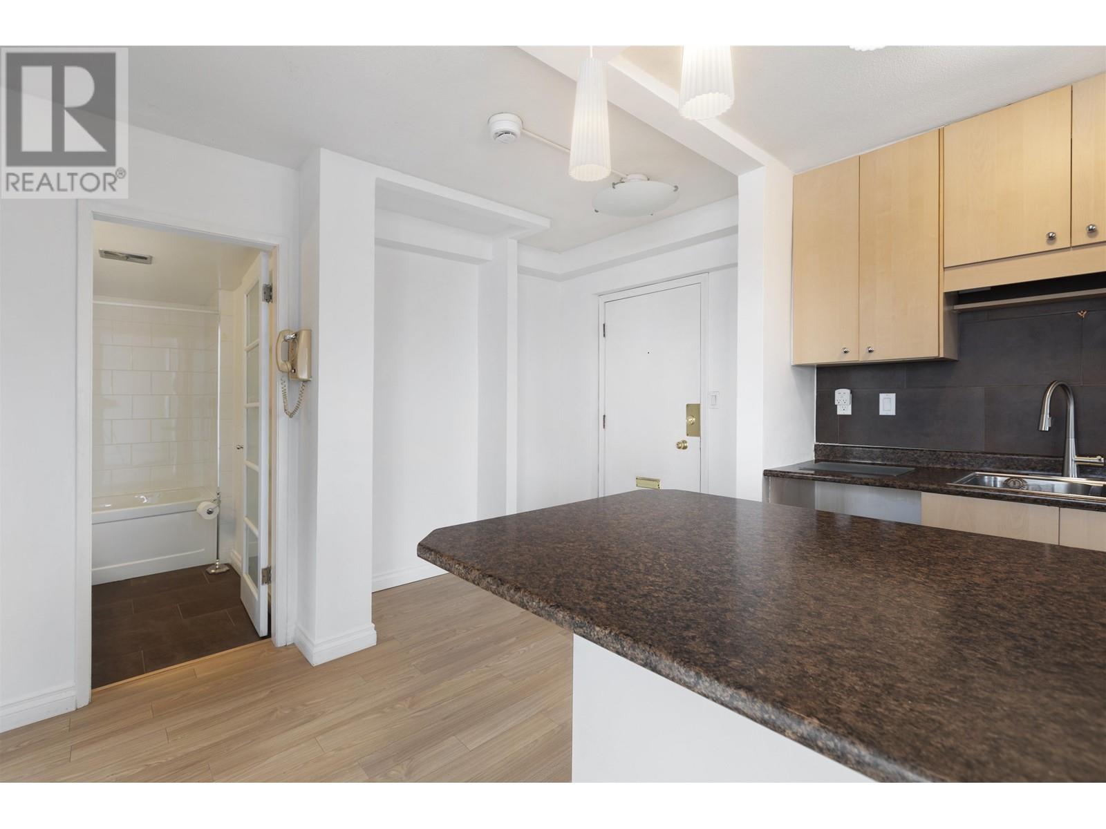 Listing Picture 20 of 22 : 1701 1251 CARDERO STREET, Vancouver / 溫哥華 - 魯藝地產 Yvonne Lu Group - MLS Medallion Club Member