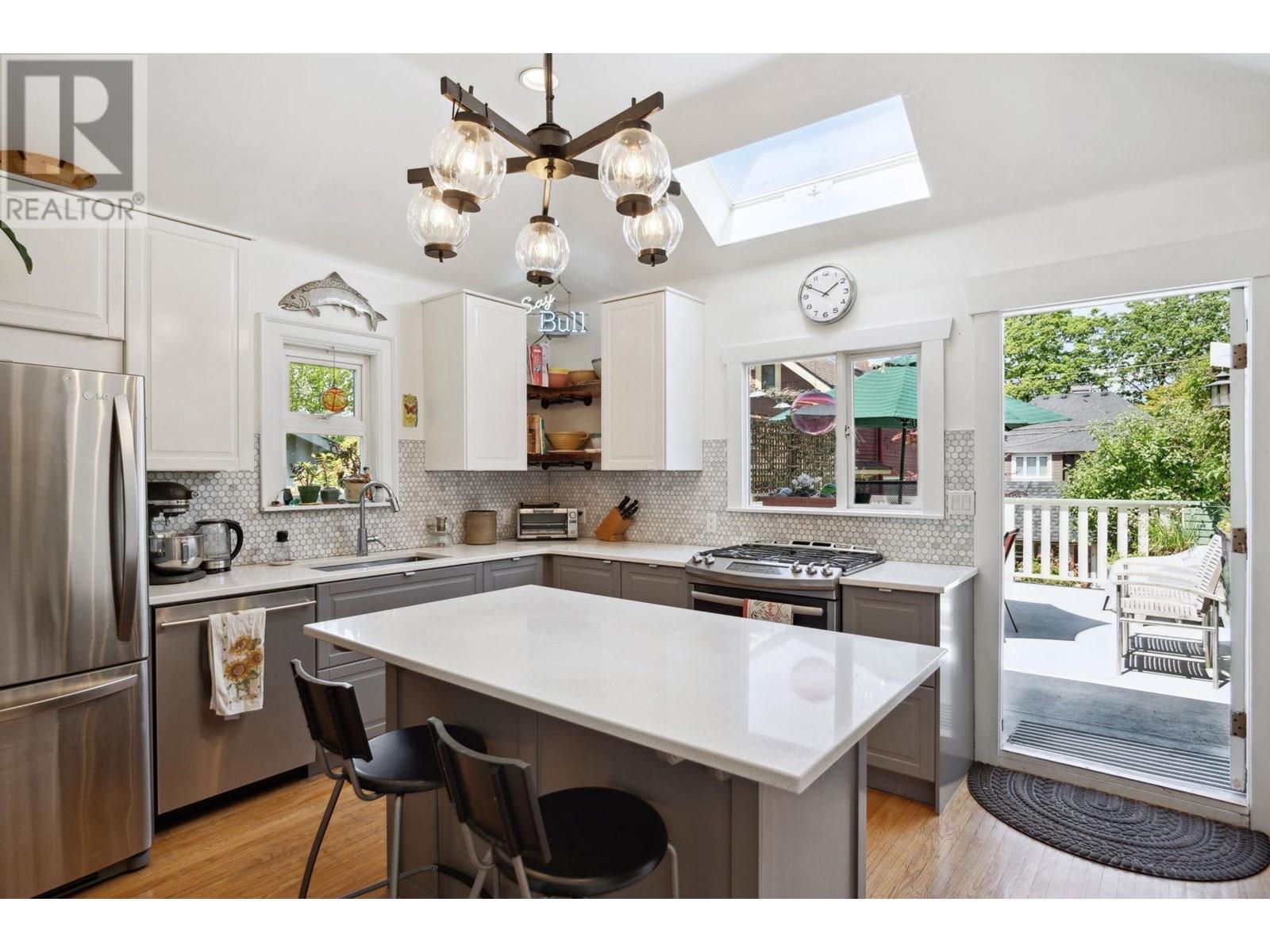 Listing Picture 10 of 35 : 2263 W 14TH AVENUE, Vancouver / 溫哥華 - 魯藝地產 Yvonne Lu Group - MLS Medallion Club Member