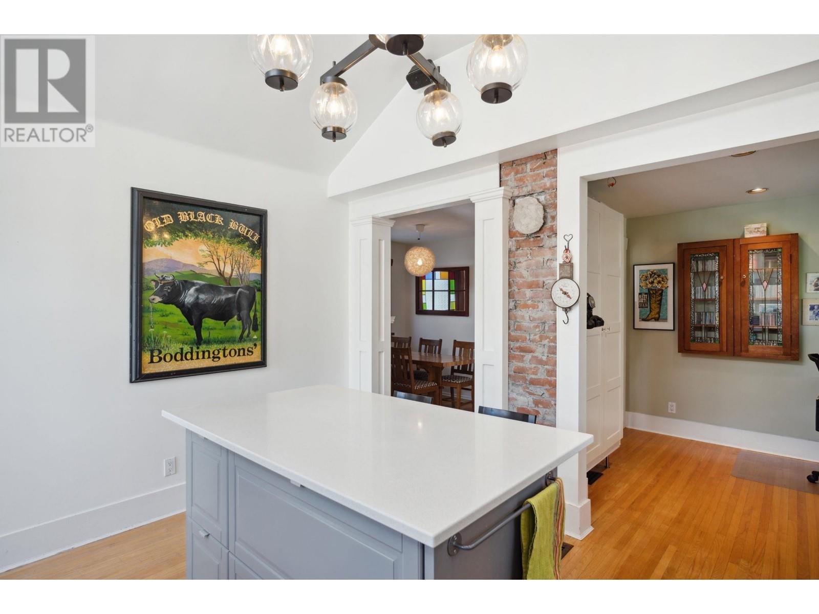 Listing Picture 11 of 35 : 2263 W 14TH AVENUE, Vancouver / 溫哥華 - 魯藝地產 Yvonne Lu Group - MLS Medallion Club Member