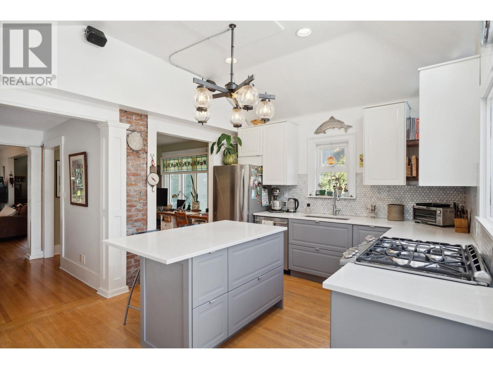 Listing Picture 12 of 35 : 2263 W 14TH AVENUE, Vancouver / 溫哥華 - 魯藝地產 Yvonne Lu Group - MLS Medallion Club Member