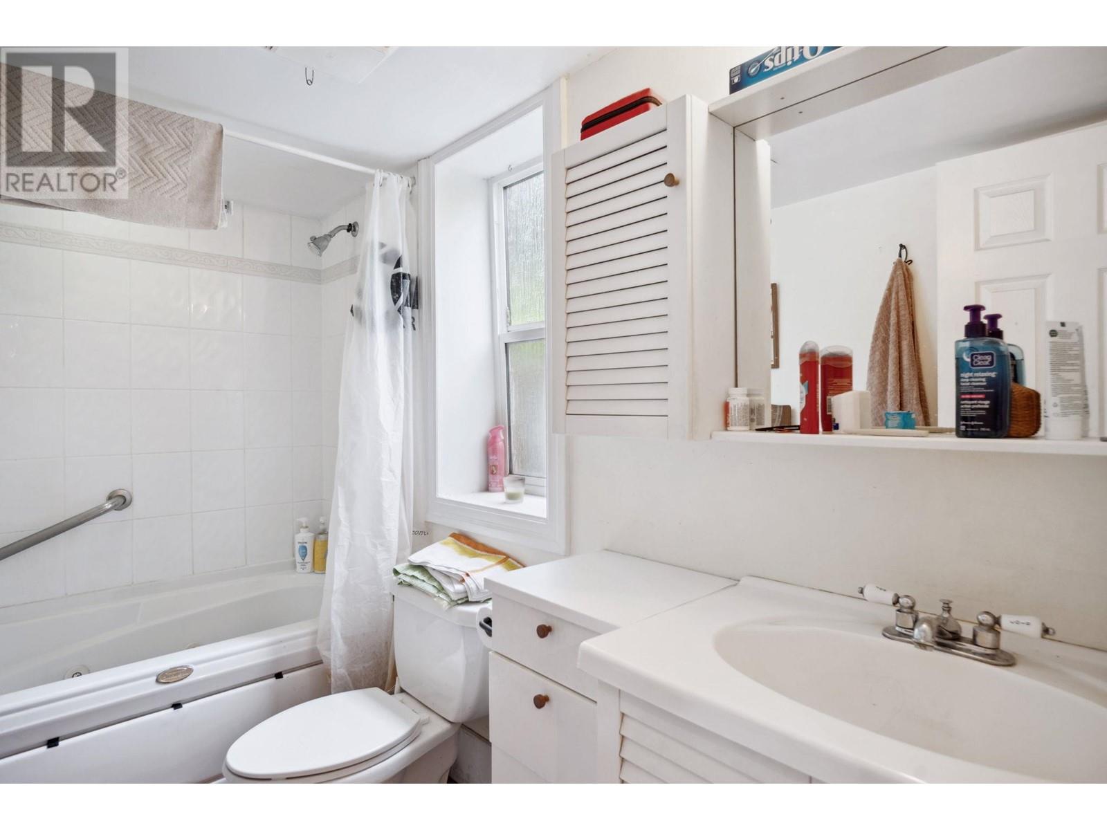 Listing Picture 26 of 35 : 2263 W 14TH AVENUE, Vancouver / 溫哥華 - 魯藝地產 Yvonne Lu Group - MLS Medallion Club Member