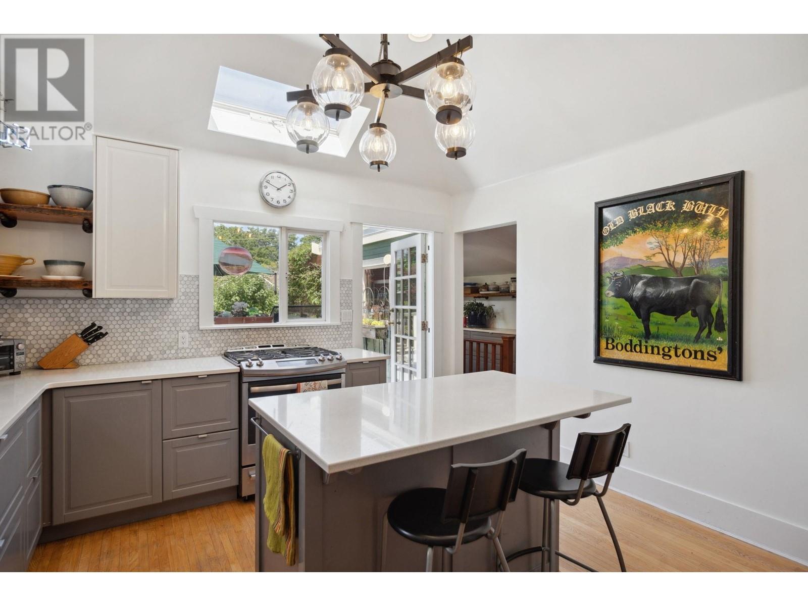 Listing Picture 9 of 35 : 2263 W 14TH AVENUE, Vancouver / 溫哥華 - 魯藝地產 Yvonne Lu Group - MLS Medallion Club Member