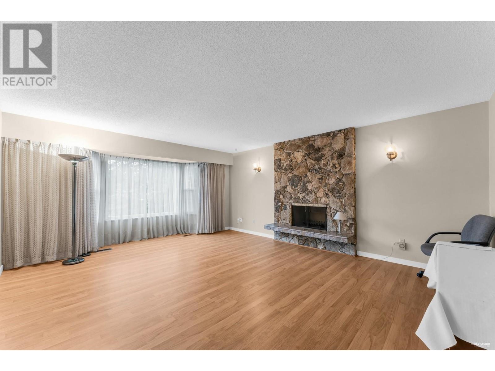 3664 Lynndale Crescent, Burnaby, British Columbia  V5A 3S8 - Photo 2 - R2960268